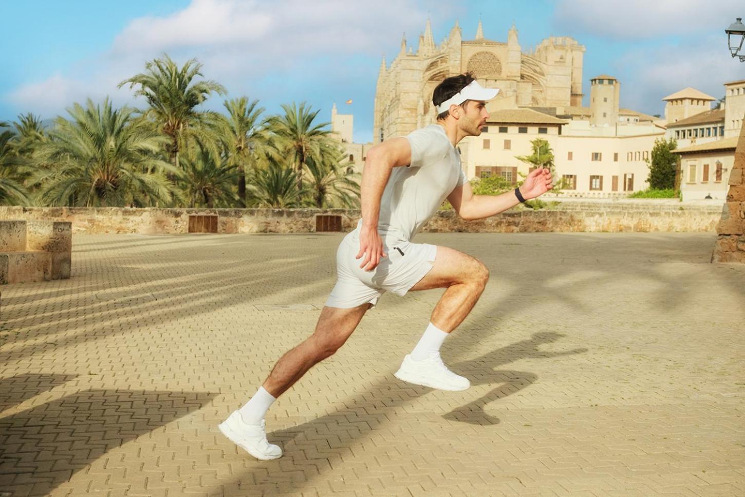 El Llorenc Parc De La Mar - Adults Only Пальма-де-Майорка Экстерьер фото A man running