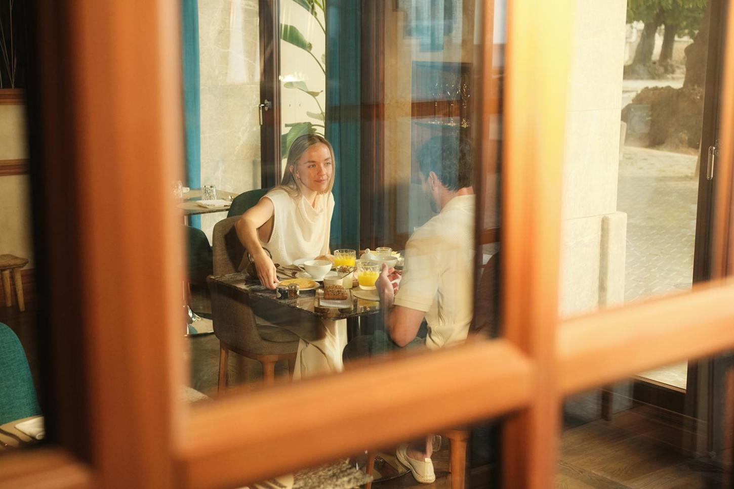 El Llorenc Parc De La Mar - Adults Only Пальма-де-Майорка Экстерьер фото A woman eating at a restaurant in Tbilisi