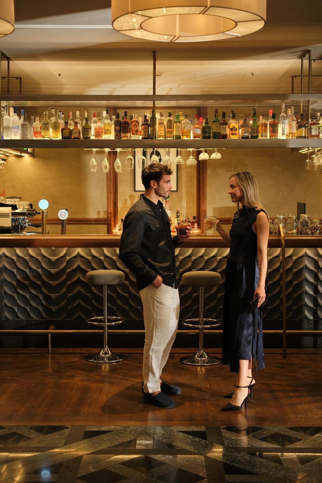 El Llorenc Parc De La Mar - Adults Only Пальма-де-Майорка Экстерьер фото The bar at the London Edition