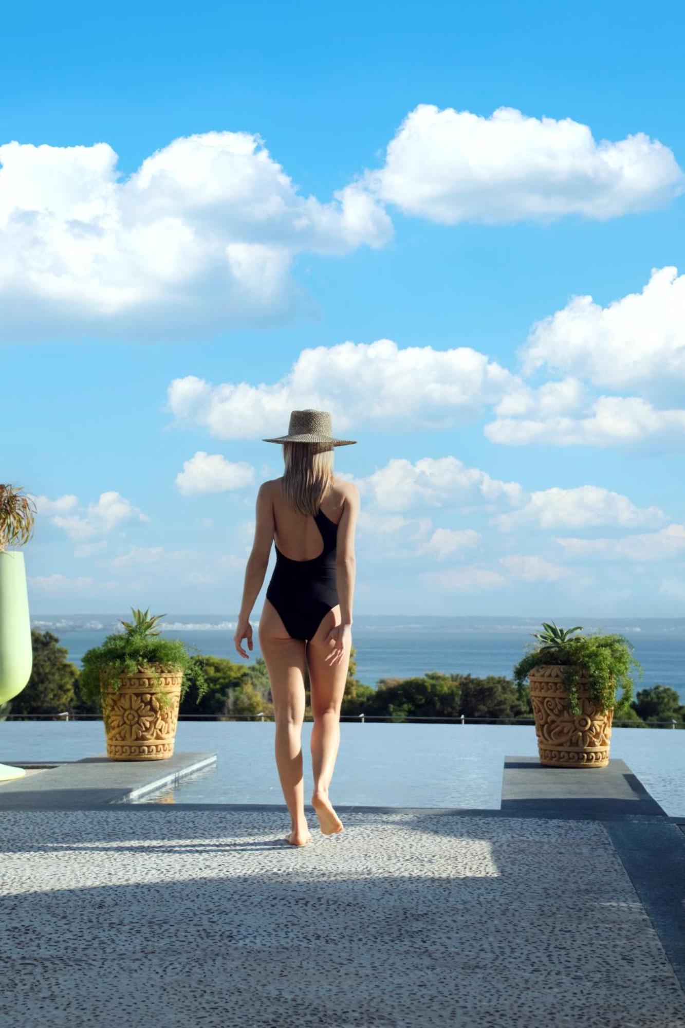 El Llorenc Parc De La Mar - Adults Only Пальма-де-Майорка Экстерьер фото A woman wearing a monokini